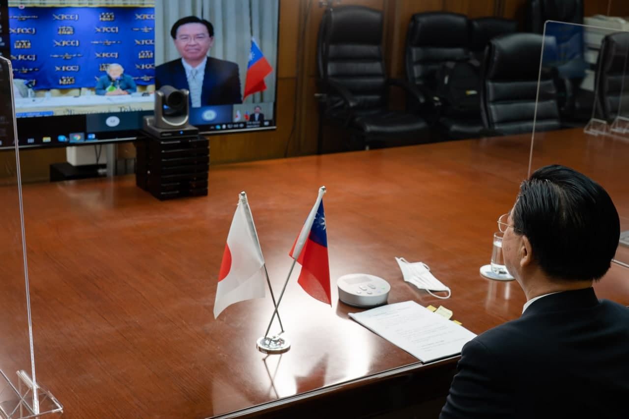 吳釗燮部長與記者會主持人Pio d'Emilia熱烈互動。