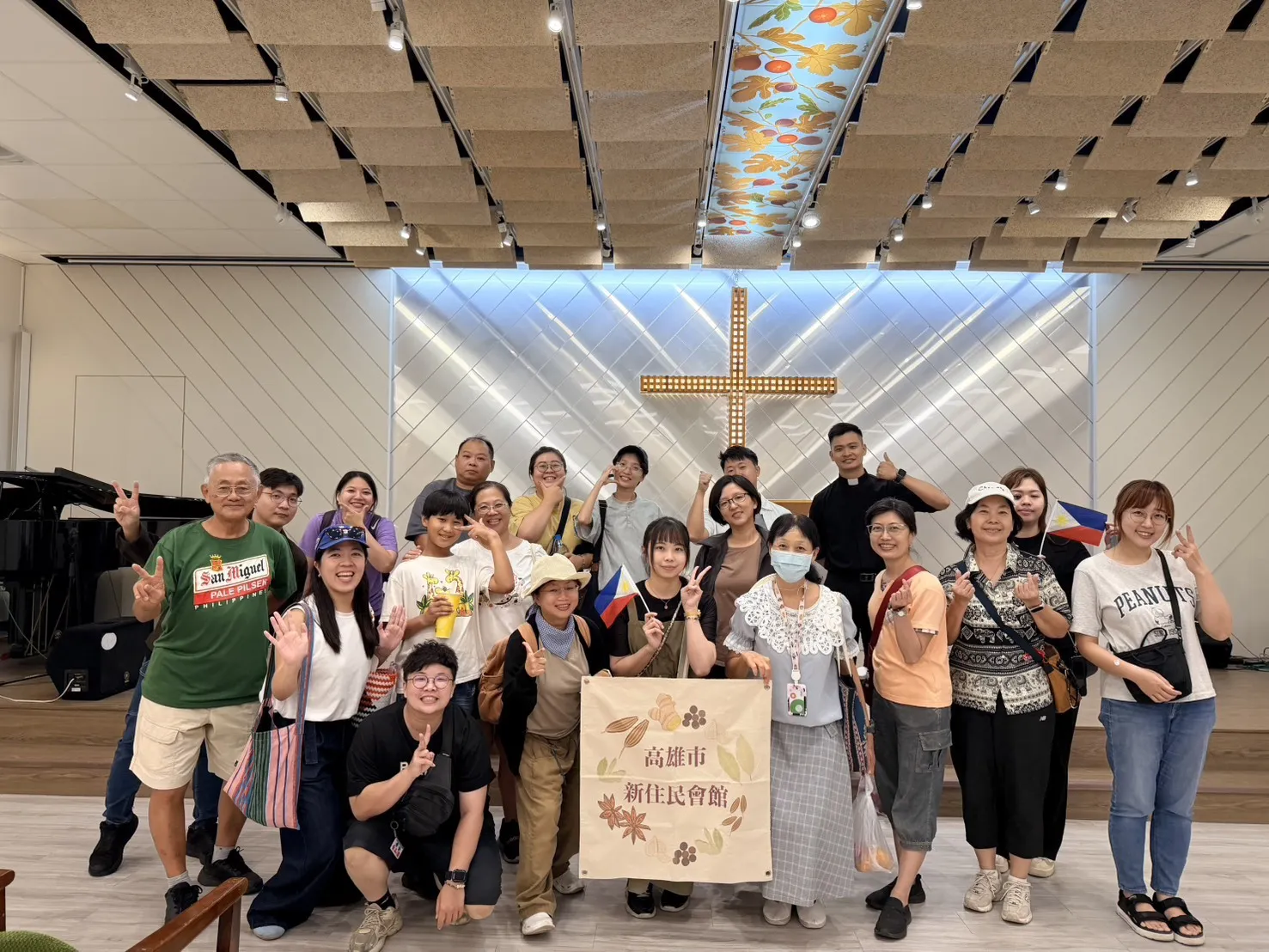 活動最後，大家齊聚德賢基督長老教會，交流分享並品嘗菲律賓點心，氣氛溫暖熱絡。(基督教芥菜種會提供)