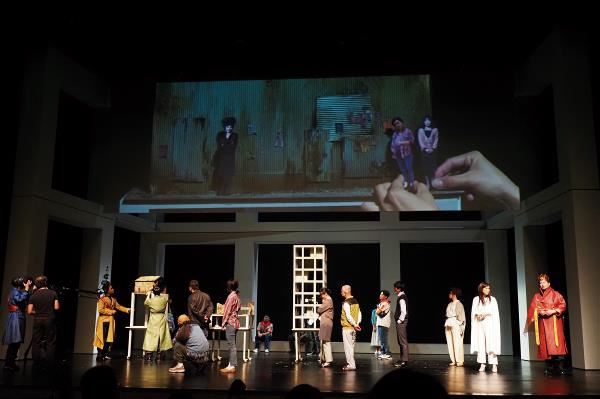 汪兆謙在〈輪迴道〉的章節用上魔術、模型、即時投影等手法，在舞台上呈現迥異於傳統的寫實敘事。