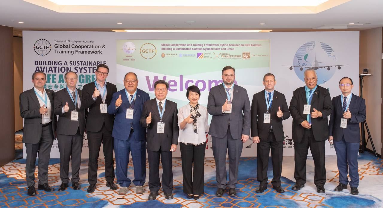 台北會場外交部主任秘書徐儷文與與會者合影。 左起依序為芬蘭副代表葉瑞 (Jere Tala)、紐西蘭代表馬嘉博(Mark Pearson)、芬蘭代表羅瑞(Lauri Raunio)、吐瓦魯大使潘恩紐(Bikenibeu Paeniu)、交通部民航局標準組組長吳家珍、外交部主任秘書徐儷文、美國經濟官戴尼克(Nicholas Dwyer)、巴拉圭武官賈佑索(Esteban Gayoso)、諾魯大使凱法斯(Jarden Kephas)、外交部北美司專門委員何仁傑。