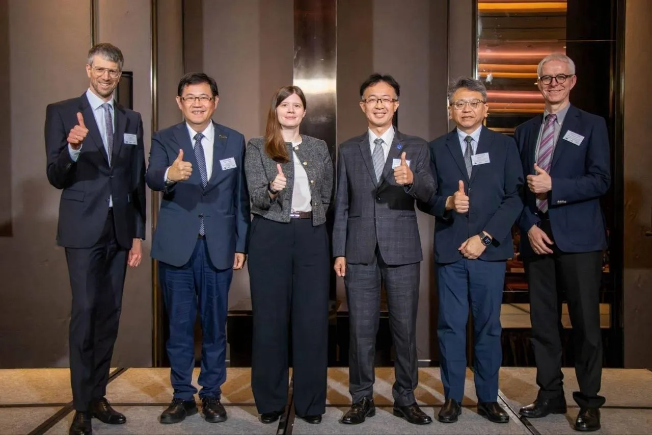 外交部無人機外交小組執行長江振瑋（左二）、博智顧問有限公司（德國經濟辦事處執行單位）總經理Linda Blechert（左三）、德國聯邦經濟暨能源部航太經濟政策官員Peter Harbich（左一）、國家太空中心太空產業推動處長廖榮皇（右三）、交通部國際事務司長陳其華（右二）、德國聯邦外貿與投資處台灣處長Dr. Jürgen Maurer（右一）。