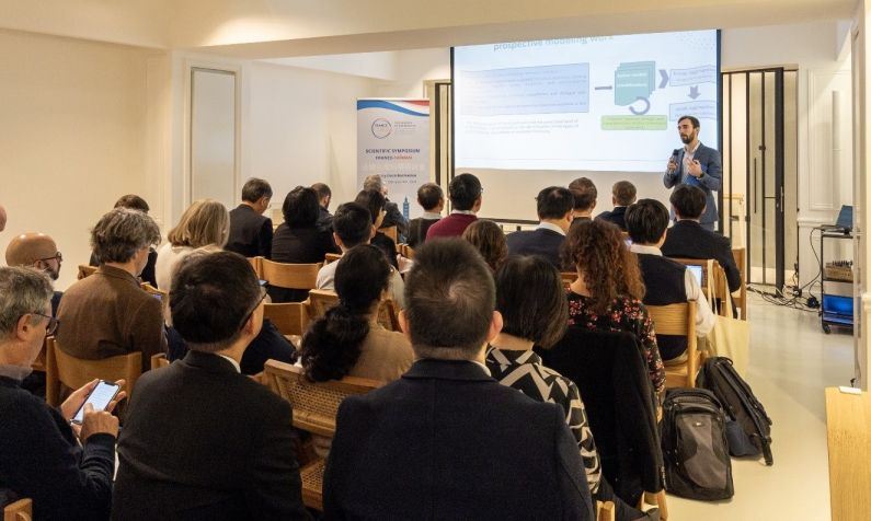 Igor Sguario (on stage), advisor to MTECT’s energy and climate director general, addresses participants during a Taiwan-France seminar on industrial carbon reduction technology held Nov. 13-14 in Paris, France. (Courtesy of NSTC)