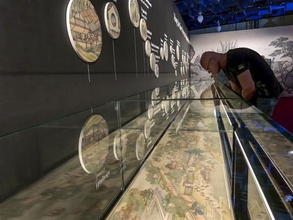 The Jadeite Cabbage and Up the River During Qingming are among the artifacts from Taiwan’s National Palace Museum currently on display in the exhibition 100 Treasures, 100 Stories at the National Museum of the Czech Republic in Prague. Their presence shows the importance Taiwan attaches to this cultural exchange. (photo by Yang Wang-yu)