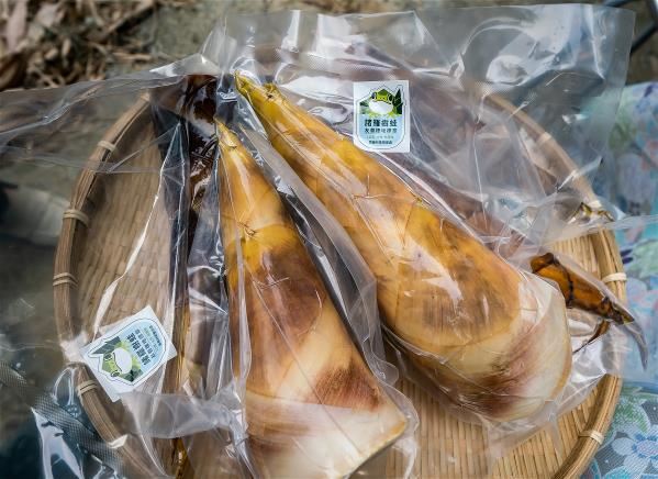 Bamboo shoots with a certification mark showing that they were grown under conditions that preserve the habitat of the farmland green treefrog. (photo by Lin Min-hsuan)