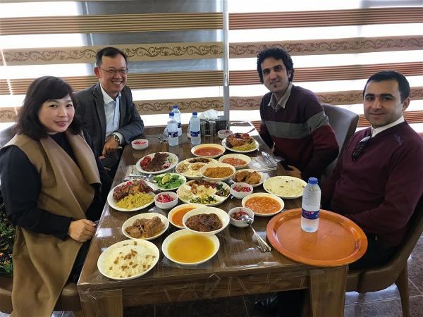 熱情的庫德人往往以一整桌的餐點熱忱款待友人。
