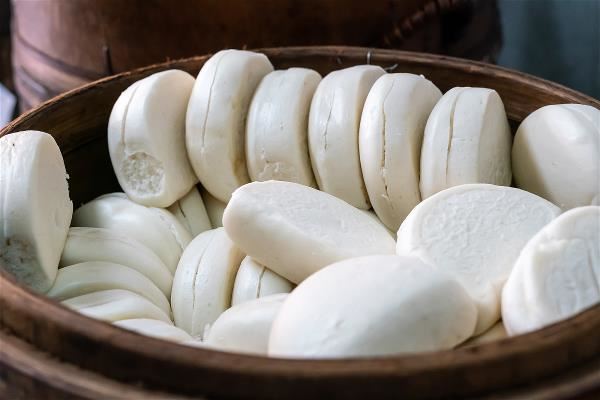 台南「阿松割包」還保留古法，每日手工割開麵皮。