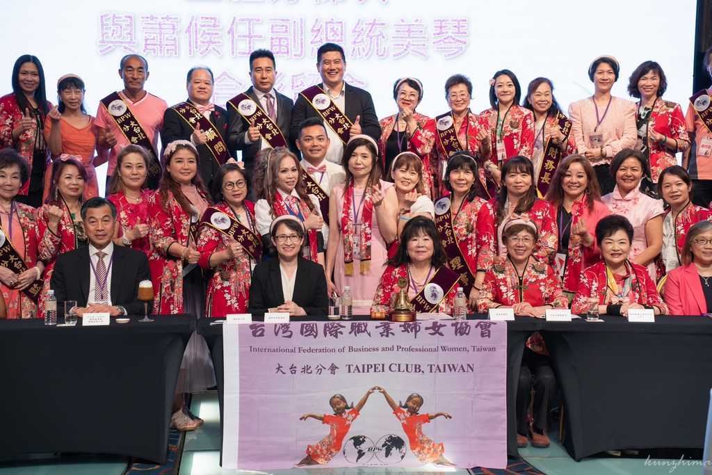 台灣國際職業婦女協會大台北分會第三屆授證典禮全體留影。圖BPW台灣國際職業婦女協會提供