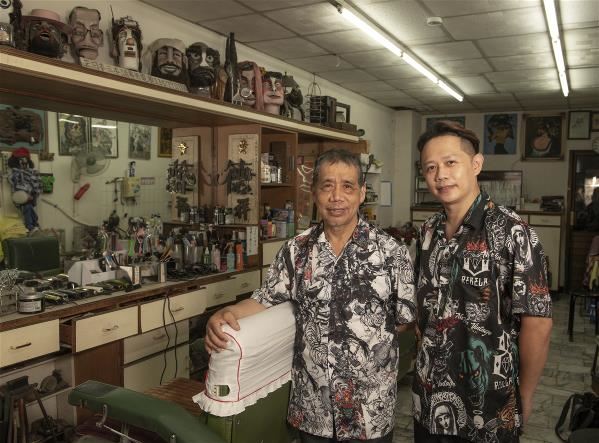 昭安理髮廳的黃德祥（左）、黃金城（右）父子檔，聯手讓傳統理髮跟上時代潮流。
