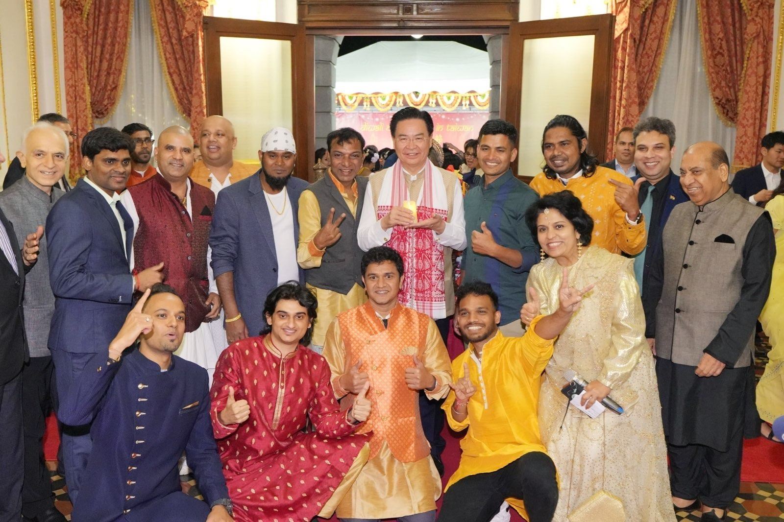 外交部長吳釗燮與「在台印度人社團」創辦人李眉君（前排右一）及現場與會印度僑民合影。