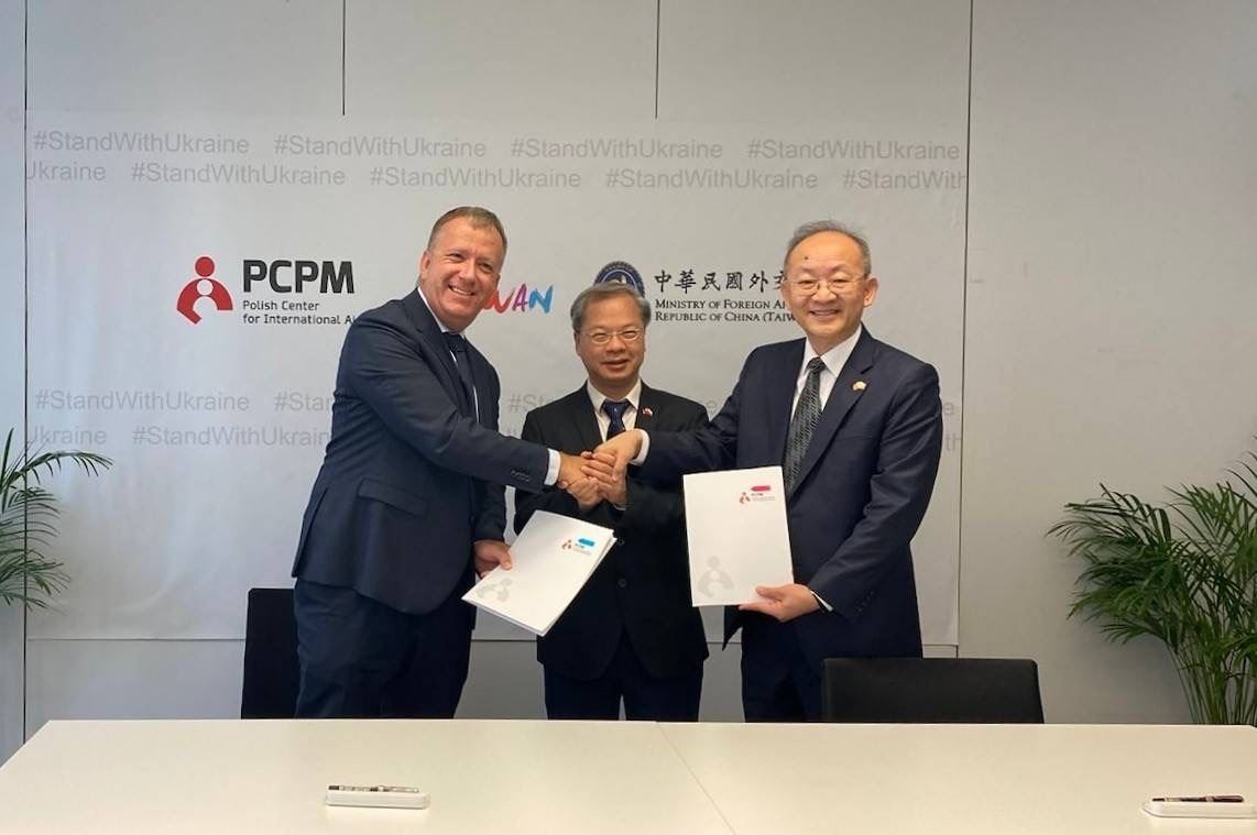 駐波蘭代表陳龍錦大使(右)、波蘭國際援助中心(Polish Center for International Aid)執行長Wojtek Wilk(左),以及國家發展委員會龔明鑫主委(中)在簽約儀式後合影留念。