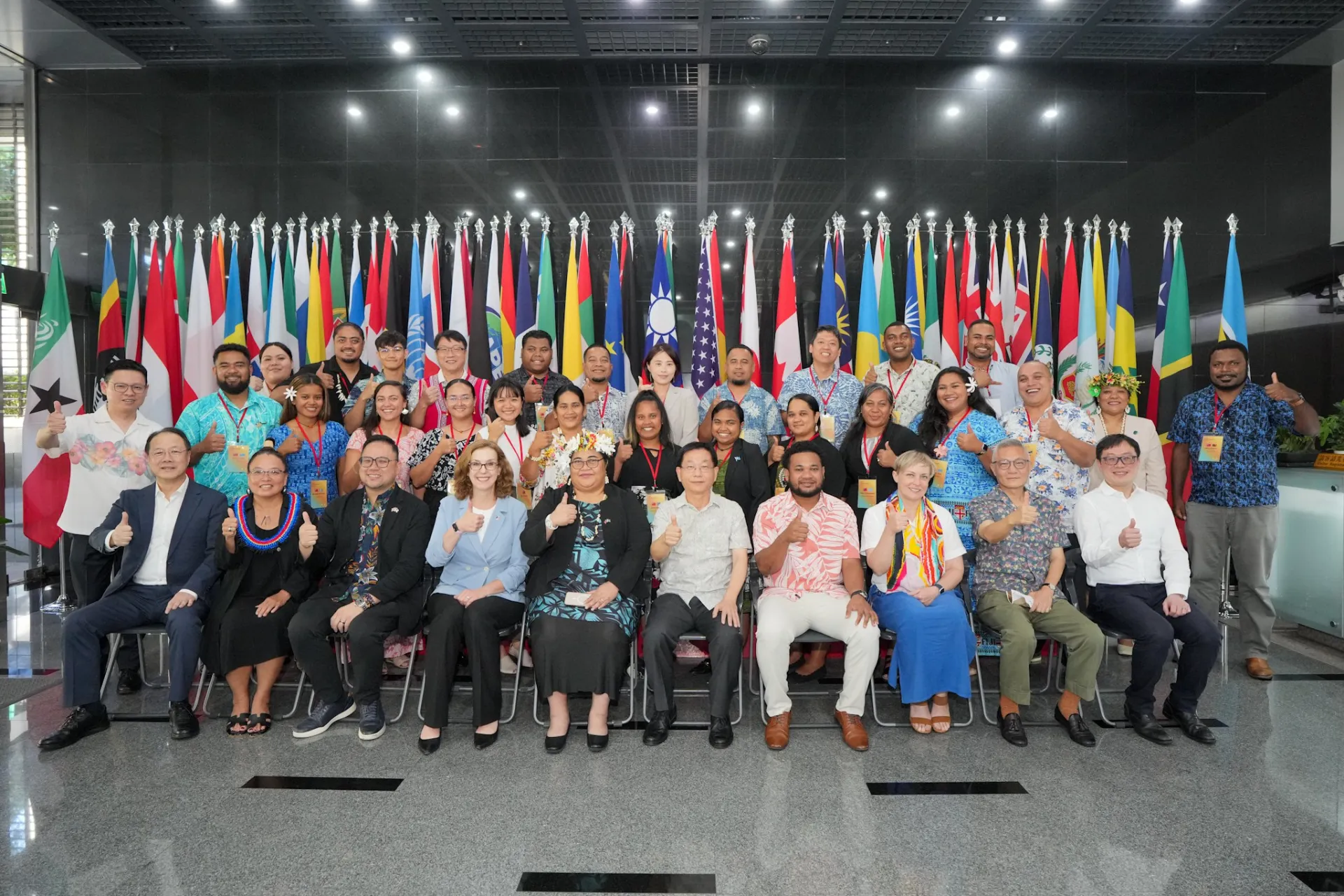 外交部常務次長葛葆萱（前排右五）與學員及參加開訓典禮賓客合影。