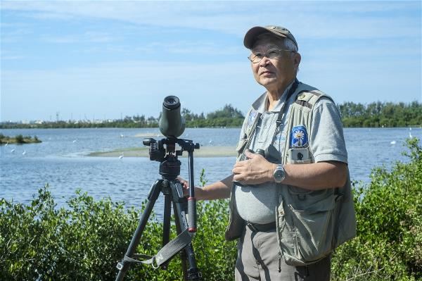 台南鳥會常務理事郭東輝長年投入黑面琵鷺保育工作。