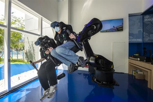 VR六軸機器人帶你沉浸飛行在虛擬真實的世界中。