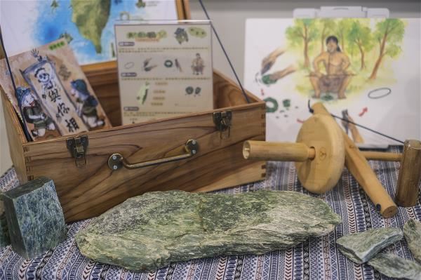 花蓮縣考古博物館展出支亞干遺址的相關文物，包含玉器原石、管狀旋截器等。