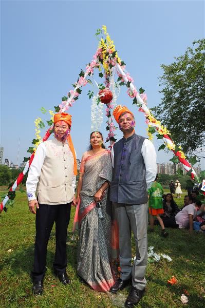 A matki phod was set up at the Holi celebration in Taipei, and Yadav, his wife, and Joseph Wu posed for this commemorative photo next to it. It is an Indian custom to suspend ceramic pots in high places, and men have to form a human pyramid with the aim of smashing the pot. The one who succeeds is the “Holi king”!