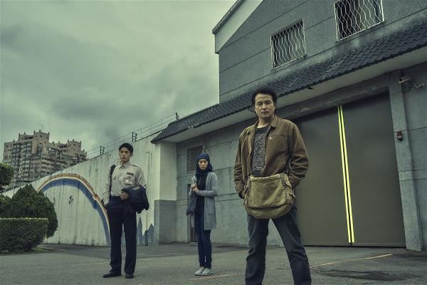 由鏡文學一條龍自製的《八尺門的辯護人》，小說文本是「百萬影視小說大獎」的首獎作品。