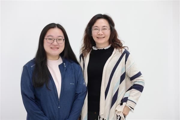 暨大教授洪雯柔（右）帶著學生蔡于柔到東南亞教育服務，對跨文化的學習有更深的體會。（林格立攝）