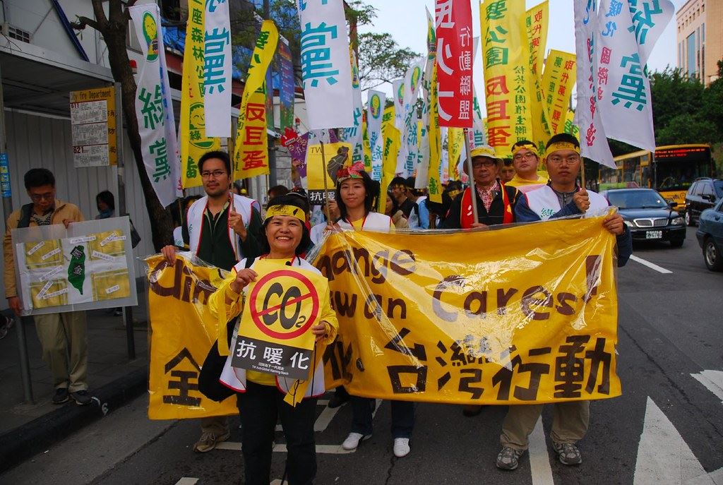 陳曼麗（前一）積極投入各項環境運動。資料照。