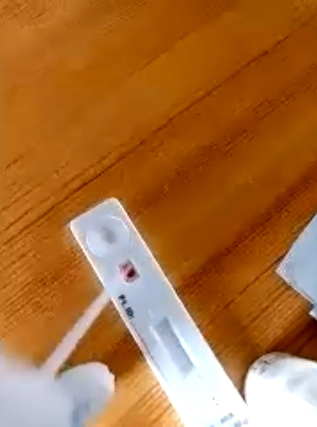 關懷行現場也實際對一個哺乳中母親懷裡的幼兒採血,滴在檢測器上進行瘧疾檢測(台灣世界展望會提供)