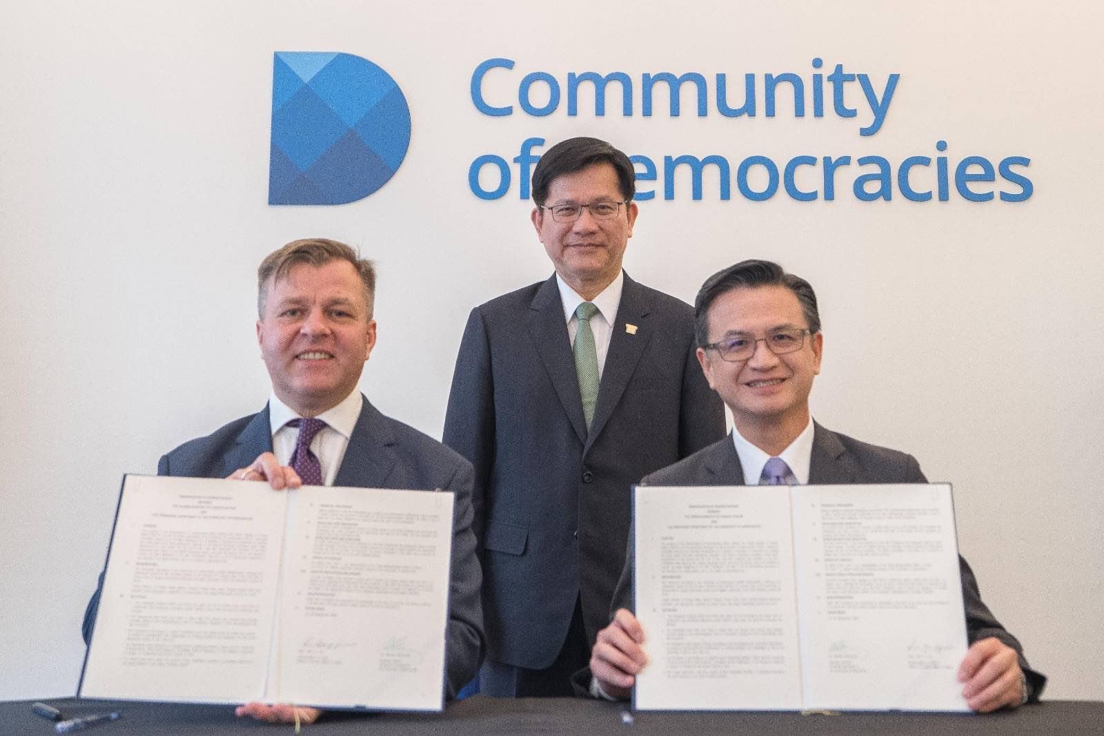 外交部長林佳龍（中）見證外交部與「民主社群」（Community of Democracies）常設秘書處簽署MOU儀式。