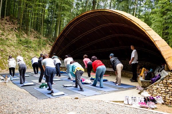 「瀞座」是石壁竹創森基地的第一站，引導風塵僕僕到來的旅客靜心體驗竹林的單純與安靜。(大藏規劃設計公司提供)