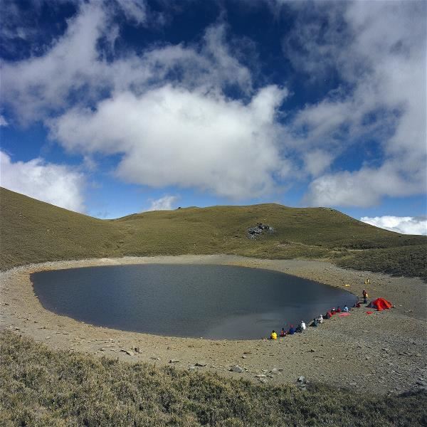 嘉明湖景色絕美，是外國登山遊客必訪名單。（外交部圖庫資料）