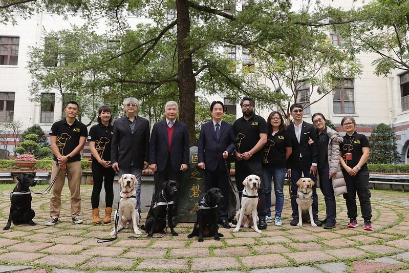 副總統與社團法人台灣導盲犬協會成員合影