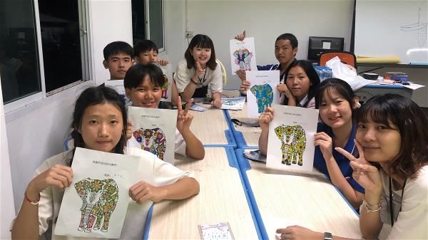 在泰國忠貞學校，透過大象彩繪活動融入華語教學中。