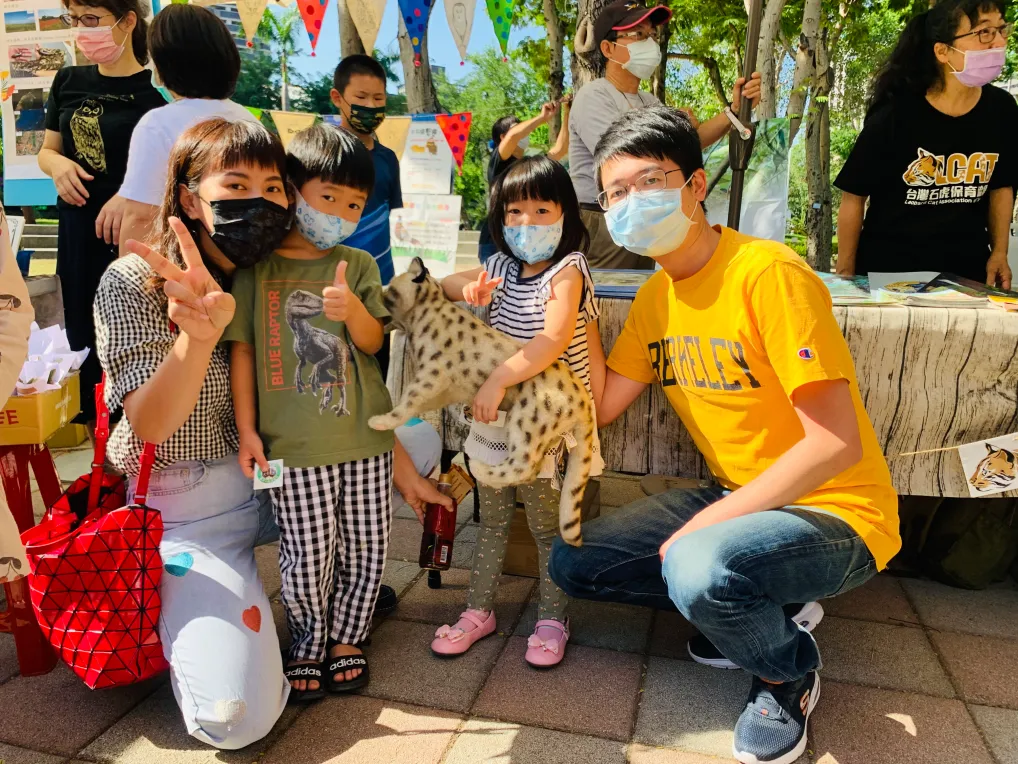 參與里山市集幫助石虎的民眾。照片提供/台灣石虎保育協會