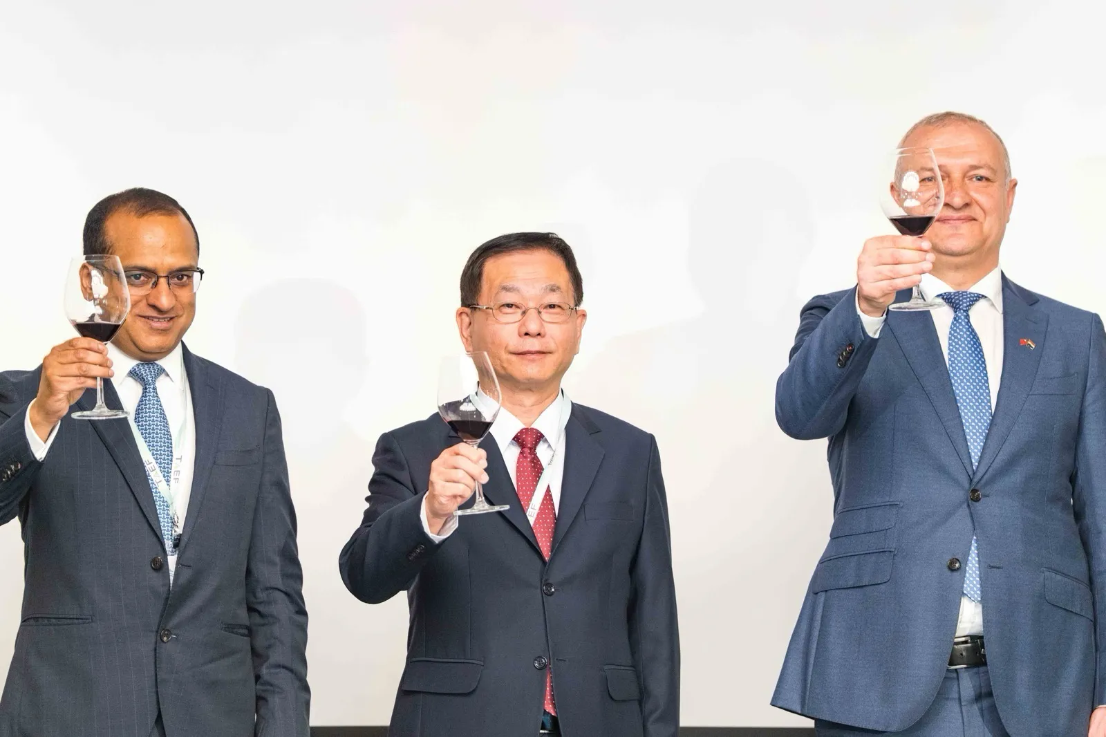 外交部常務次長葛葆萱（中）與荷蘭，印度專題演說貴賓祝酒。