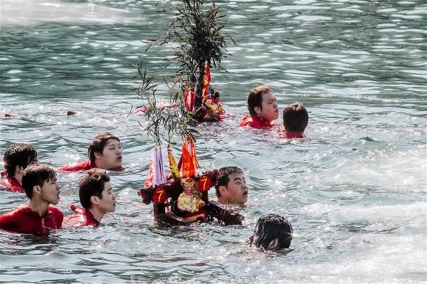 台灣四面環海、山高水急,因應環境也發展出相當多與水相關的儀式,如圖中野柳的「神明淨港」,百名壯丁扛著神轎跳入野柳港中,一面泅泳抵達對岸,象徵著驅逐污穢,並祈求平安。