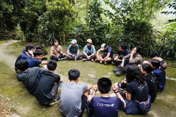 課程開始前，領隊帶著學員冥想，感受風吹、溫度、聲響，讓心靈沉澱，跟山林一同呼吸。