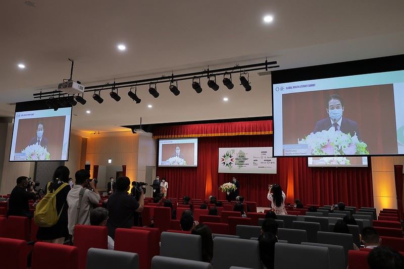 賴清德副總統10月3日晚間前往中山醫學大學出席「2021全球健康識能高峰會」開幕典禮