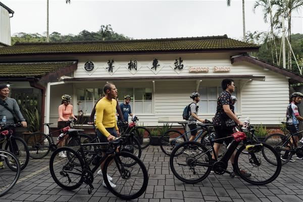 旅程途經的老街、車站、廟宇、部落，都為騎行增添不少趣味。