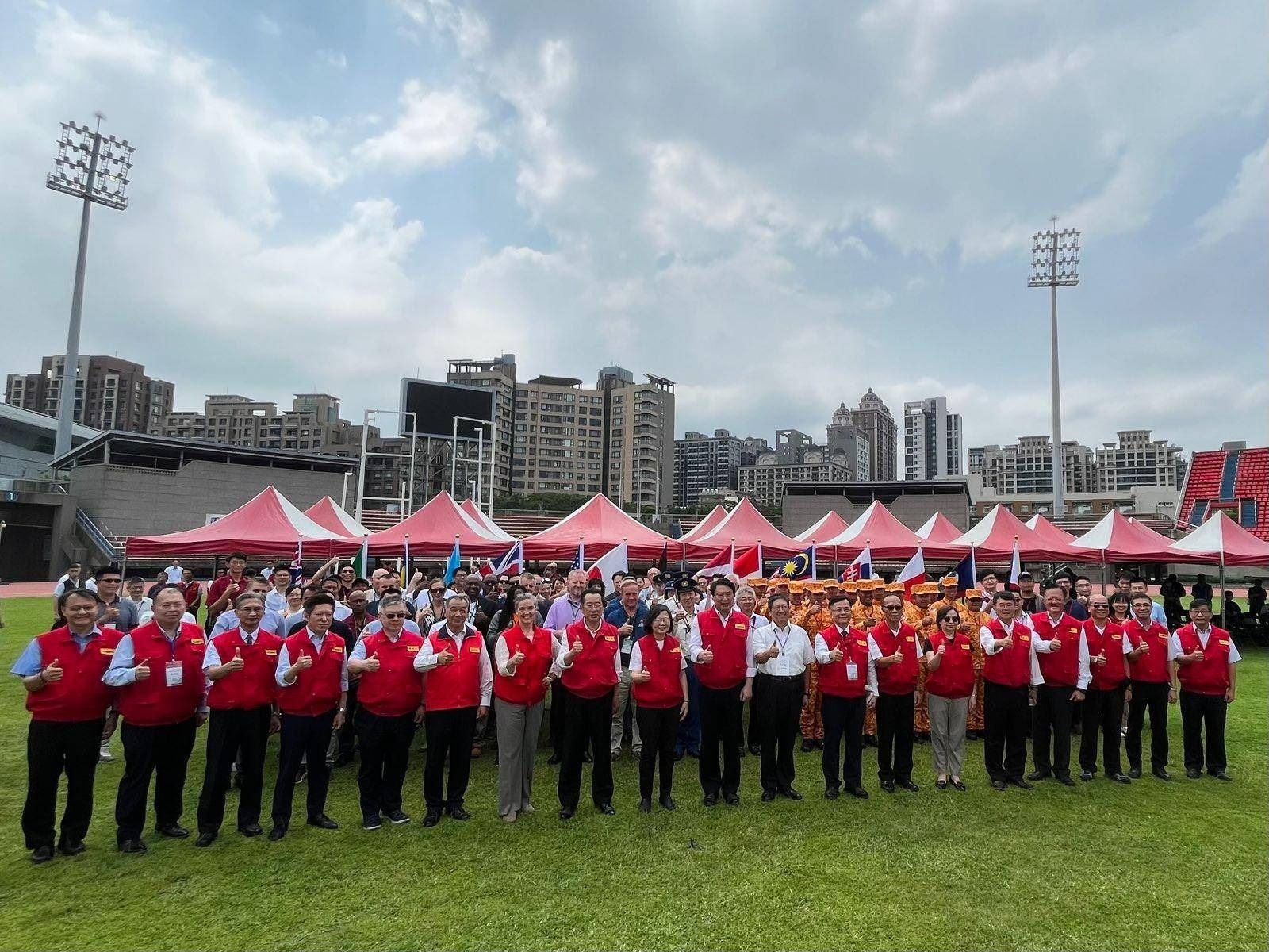 蔡英文總統（左九）、內政部長林右昌（左十）、美國在台協會台北辦事處（AITT）處長孫曉雅（Sandra Oudkirk）（左七）出席921國家防災日動員演練並與GCTF講師學員合照。