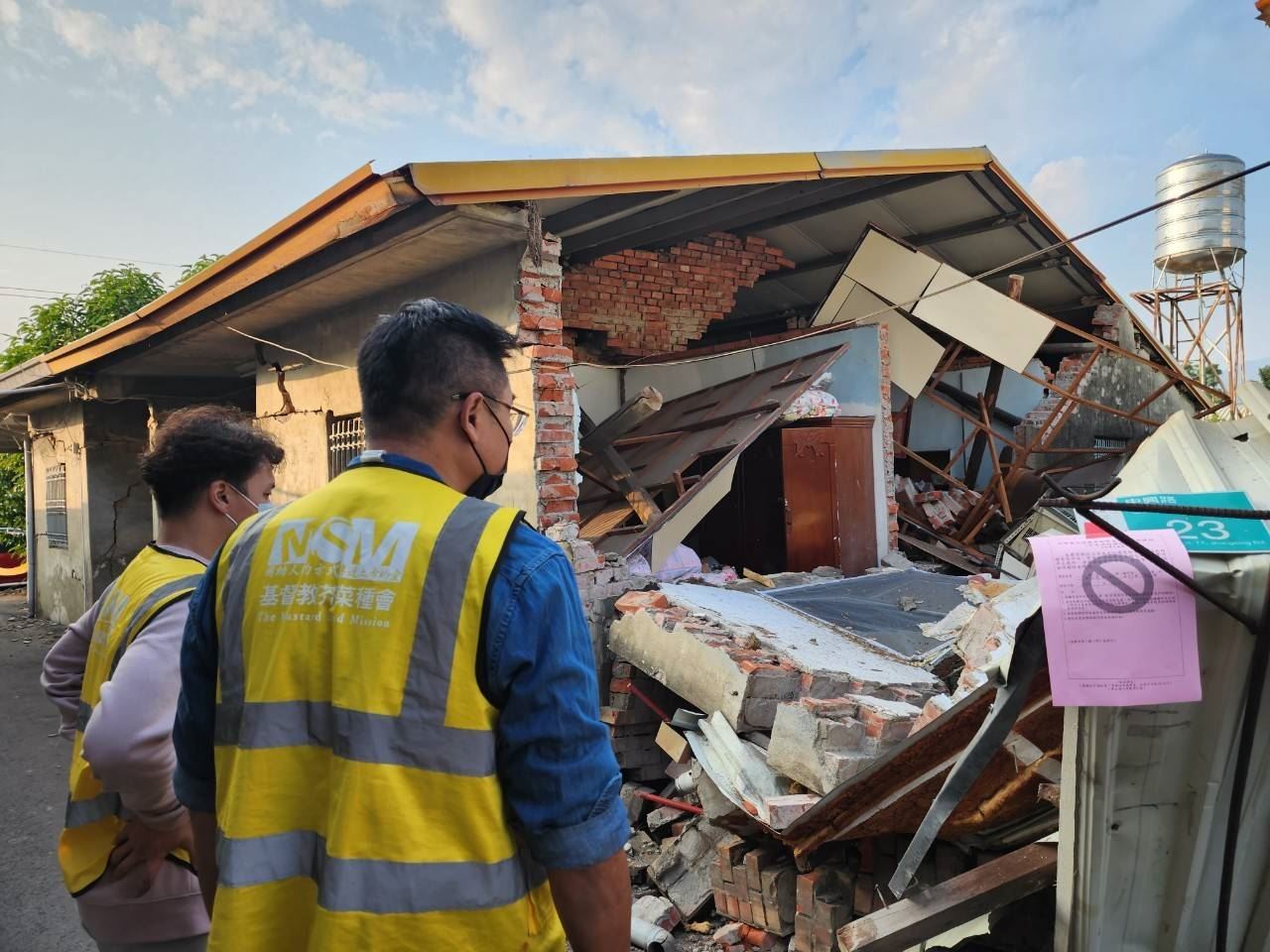 芥菜種會全球防救災團隊檢視地震受災戶毀損狀況，評估家園恢復需求。（芥菜種會提供）