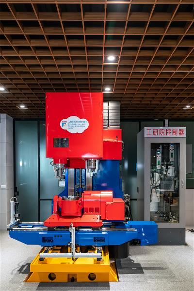 Though industrial cooling systems are not easy to recognize, many kinds of machinery, such as the drive spindles and controllers of a machining center, need cooling to maintain stable temperatures in order to function properly.