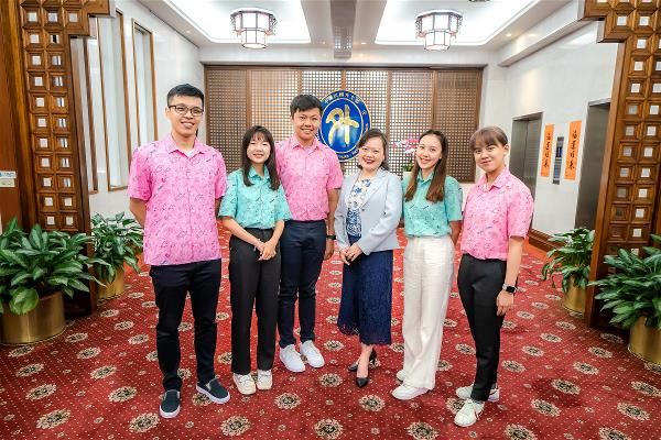 外交部NGO國際事務會執行長王雪虹（右三）帶團與青年大使一同到帛琉拚外交。（林旻萱攝）