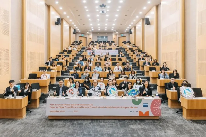 Liao Kao-hsien (front, fourth right), director general of the MOE’s Department of Higher Education, presides over the opening of the Asia-Pacific Economic Cooperation Forum on Women and Youth Empowerment Nov. 5 in Taipei City. (Courtesy of MOE)