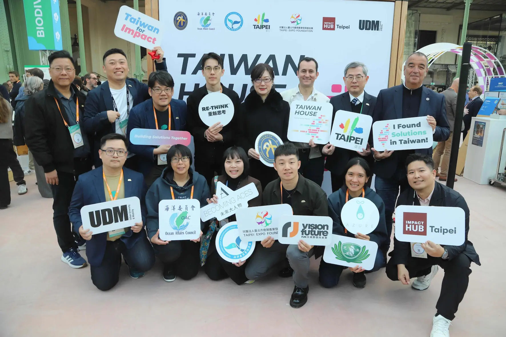 ChangeNow台灣館參展團隊合影：（前排左起）玩艸植造執行長陳柏燊、臺灣湛藍海洋聯盟執行長陳思穎、未來大人物主編陳淑玲、RE-THINK 專案經理蔡昇諺、臺灣湛藍海洋聯盟營運長曾鈺婷、Impact Hub Taipei 營運長張士庭、（後排左起）玩艸植造營運長高德宇、Impact Hub Taipei 執行長陳昱築、玩艸植造永續長洪誠孝、RE-THINK 執行長黃之揚、駐法大使郝培芝、ChangeNow 創辦人暨執行長 Santiago Lefebvre、臺北市政府副市長李泰興、法國國民議會議員 Éric Bothorel