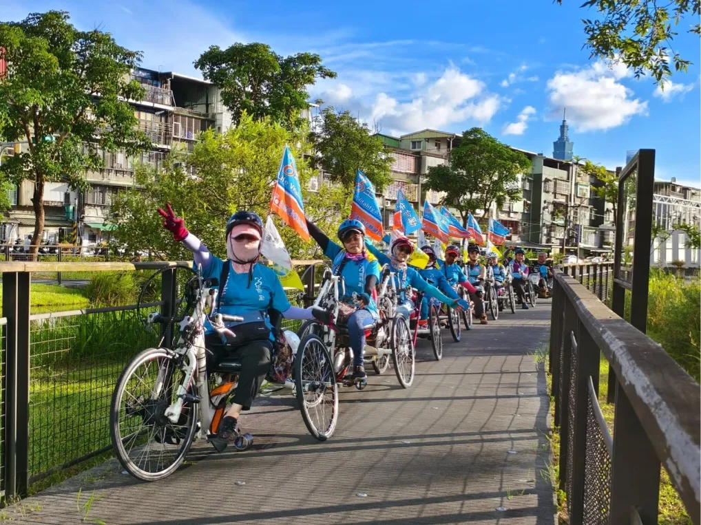 生命勵樂活輔健會帶領身障朋友，騎乘手搖自行車勇敢往前奔跑。圖片來源/宋立蓉