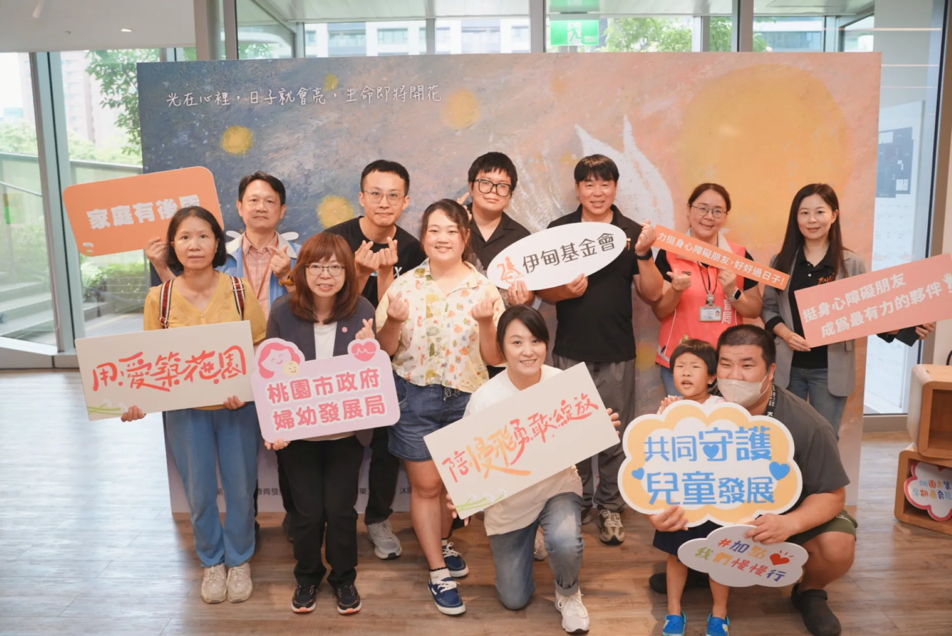 桃園市婦幼局局長杜慈容(左三)、市立圖書館總館館長施照輝(左二)、社會局身障科股長邱依俐(右二)、伊甸基金會執行長何天元與伊甸公益大使海裕芬(右六)皆到場觀展支持。(伊甸提供)