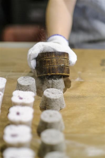 任佳倫與鄭匡佑夫婦在鬆糕製程中加入機械輔助,希望減輕老師傅製作時的體力負擔,惟標誌的手敲鬆糕等關鍵步驟,仍堅持以人工完成。