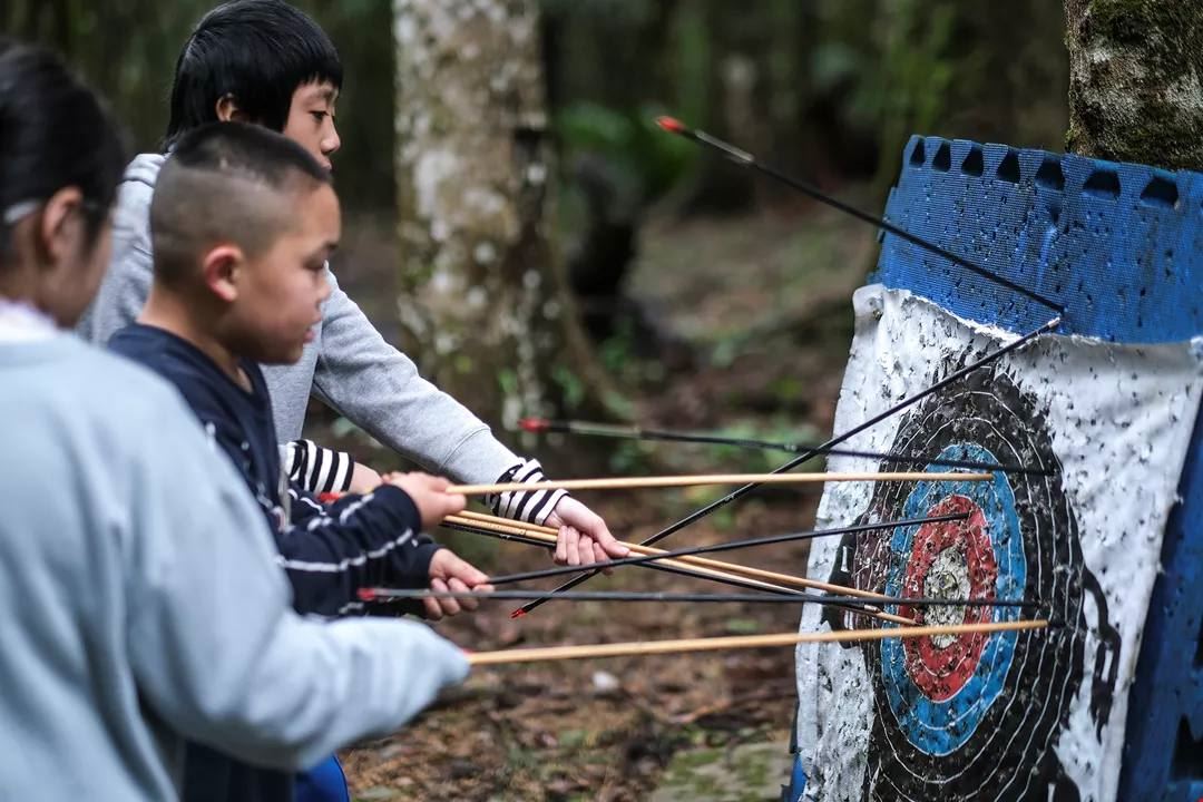孩子們認真專注地學習射箭。