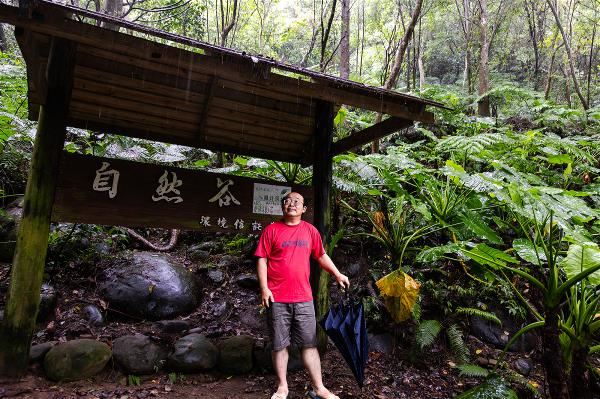 台灣首例環境信託的「自然谷環境信託基地」,圖中人物為地主之一的吳杰峯。
