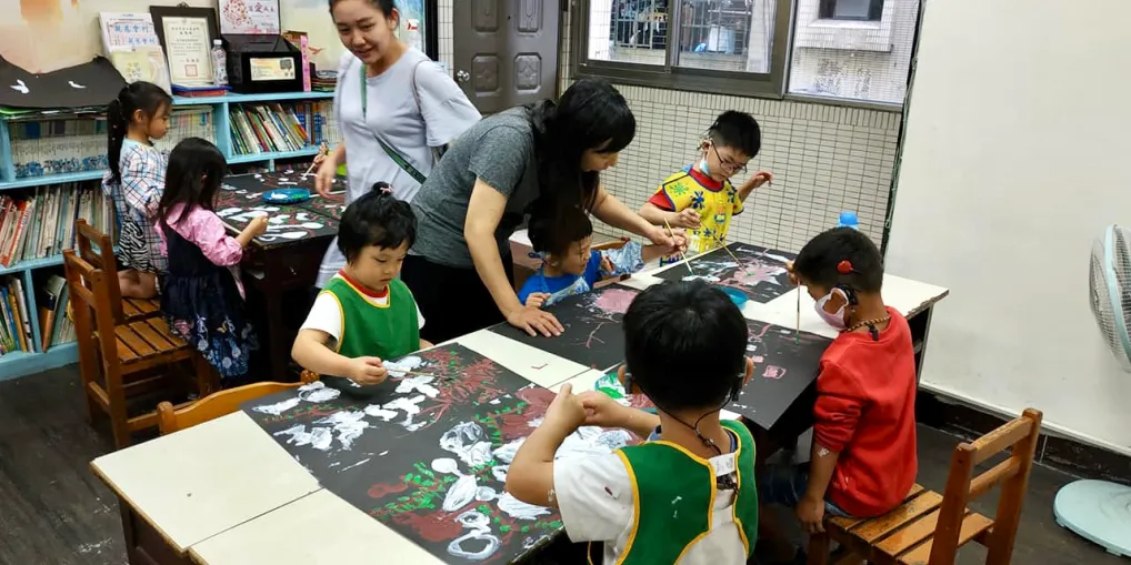教師指導孩童上繪畫課。照片提供／台灣聽說關懷協會