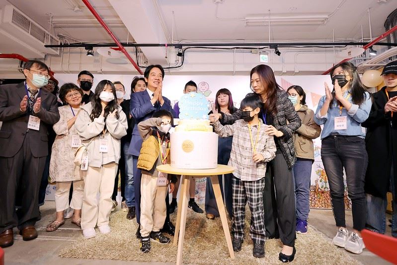 副總統與抗癌病友一起切蛋糕慶祝重生