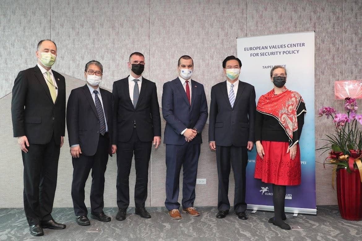 吳部長（右二）及與會來賓合影。