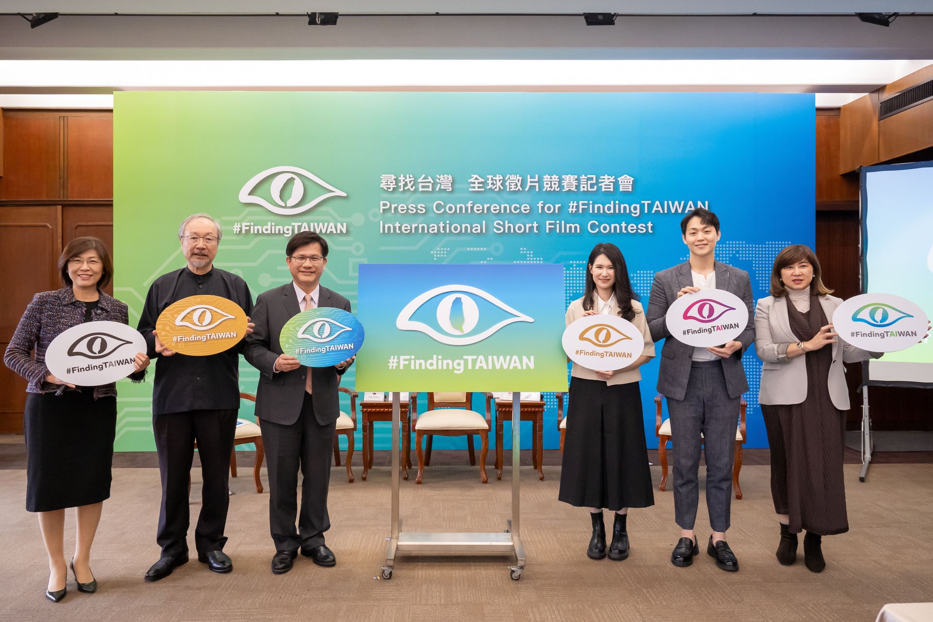 外交部長林佳龍與林磐聳設計師(左二)、韓國網紅「韓國夫妻」(右二及右三)、大肚山產業創新基金會廖紫岑執行長(右一)共同宣布「尋找台灣#FindingTAIWAN全球徵片競賽」開跑。