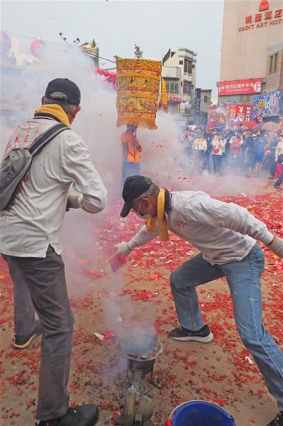 北港「犁炮」是指，炮手將鞭炮快速地滑過燒紅的犁頭，引燃後再拋向神轎前，以示歡迎。